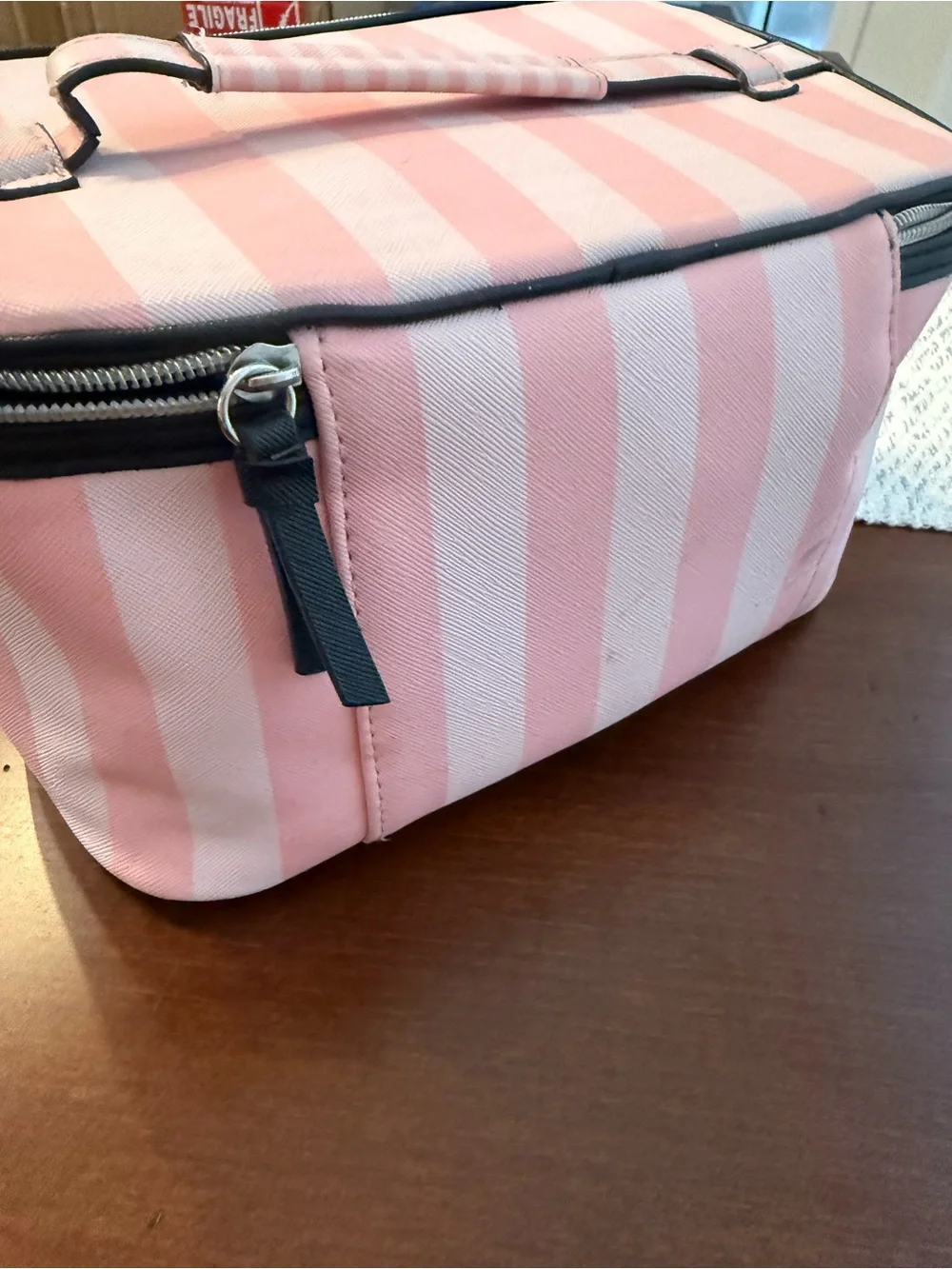 🩷🤍 Victoria’s Secret Cosmetics Case. Excellent condition!